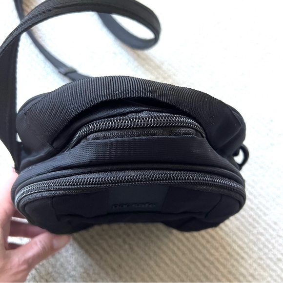 PacSafe Metrosafe LS100 Anti Theft Technology Crossbody Bag - Picture 8 of 14